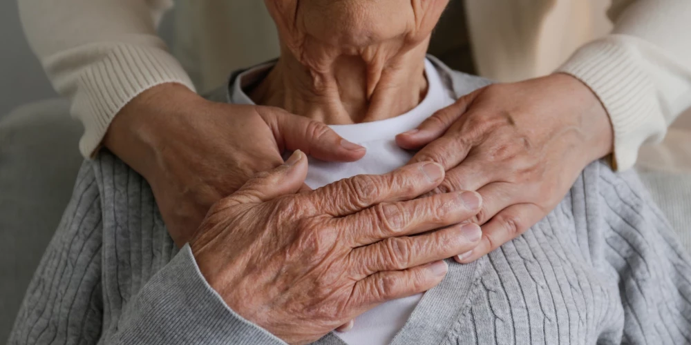 ”Vai mēs sagaidīsim “bāzes pensiju”?” Satraukti Latvijas seniori