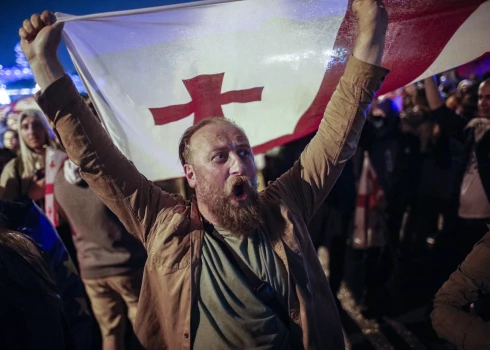 Gruzijā turpinās protesti pret "ārvalstu aģentu" likumu. Piedalās 50 000 protestētāju
