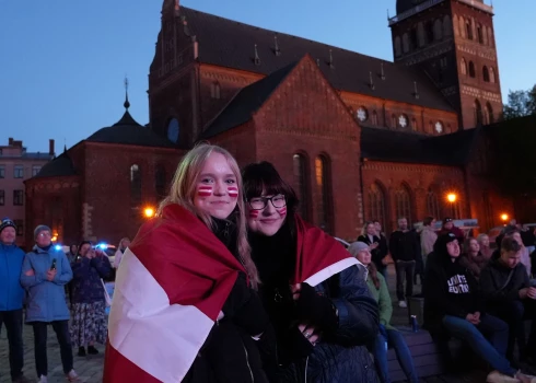 ФОТО: латвийские флаги, ликования и теплые куртки - так фанаты смотрели "Евровидение" на Домской площади