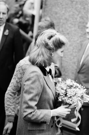 В 1984 году, вскоре после рождения принца Гарри в сентябре, Диана после большого перерыва появилась на публике с заметно отросшими локонами и произвела фурор.
