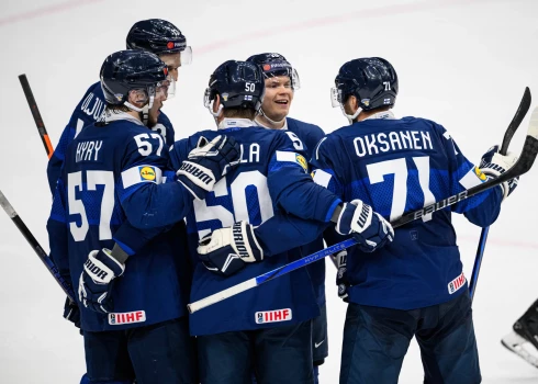 Somijas un Slovākijas hokejisti pasaules čempionāta mačos sagrauj pretiniekus