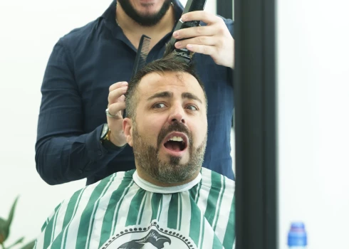 FOTO, VIDEO: Roberto Meloni pilda solījumu un pēc Dona iekļūšanas Eirovīzijas finālā dodas nodzīt matus