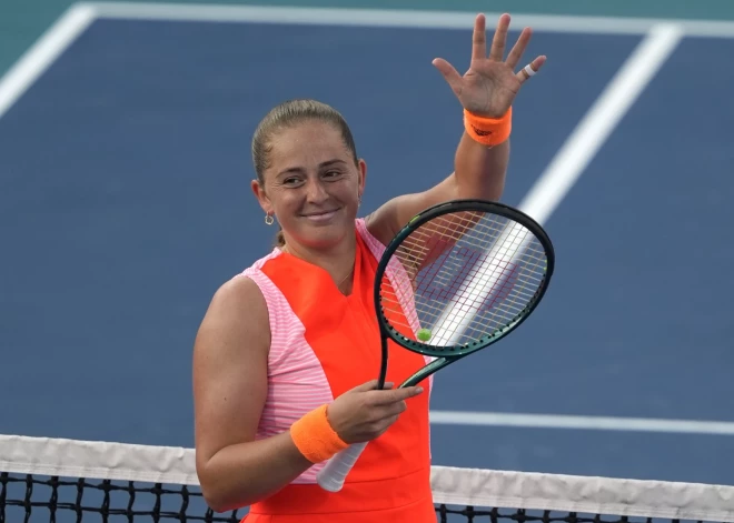 Ostapenko triumfē Romas "WTA 1000" sērijas turnīra trešajā kārtā