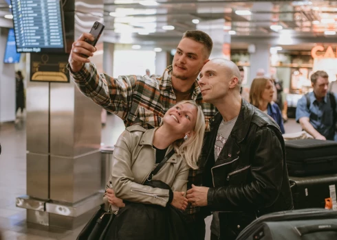 ФОТО: Донса и латвийскую делегацию встретили в аэропорту после окончания "Евровидения"