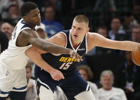 NBA čempioni Denveras "Nuggets" ar Nikolu Jokiču priekšgalā pēc divām neveiksmēm savā laukumā spējuši atspēlēties sērijā no 0-2 un panākt neizšķirtu.