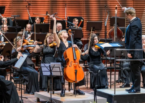 FOTO: ar sirsnīgu koncertu sezonu "Lielajā dzintarā" noslēdz Liepājas simfoniskais orķestris