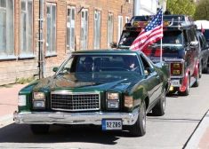 FOTO: Valkā iedzīvotājus priecē lepnu amerikāņu auto parāde
