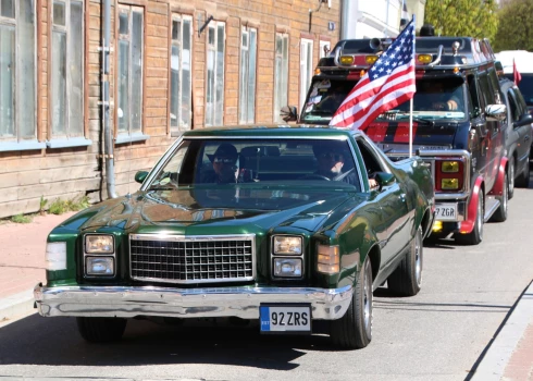 FOTO: Valkā iedzīvotājus priecē lepnu amerikāņu auto parāde
