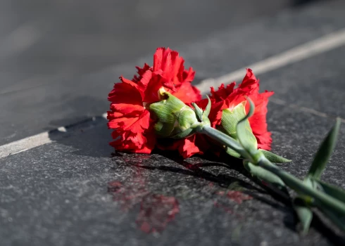 В Даугавпилсе пьяный мужчина принес цветы на место снесенного советского памятника