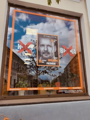 „Stabilitātei!” priekšvēlēšanu aģitācijā pamanījusies izmantot kirilicu, to nodēvējot nevis par krievu, bet gan bulgāru alfabētu.