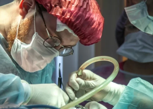 Первый пациент с пересаженной генетически модифицированной свиной почкой все-таки умер