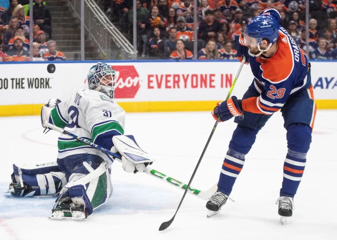 NHL ceļ mūsu Artūru Šilovu tronī, bet vācu hokeja zvaigzne viņu noniecina - ko par mūsu vārtsargu raksta sociālajos tīklos