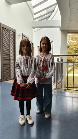 Abas dvīnītes drīz pēc ierašanās Latvijā.