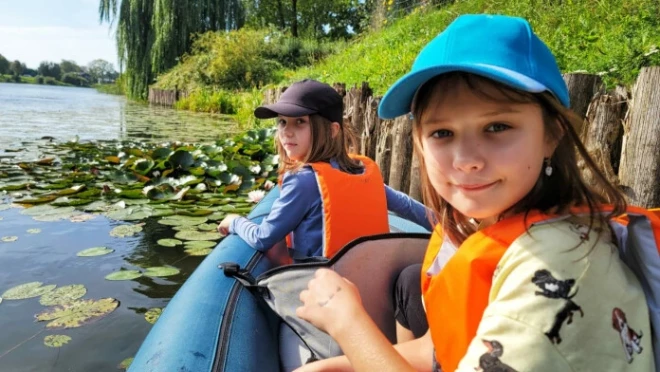 Ģimene iecienījusi atpūtu pie dabas.