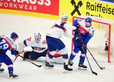 Izlaižot triju vārtu pārsvaru, Slovākijas hokejisti pagarinājumā pieveic ASV; Somija bez problēmām izrēķinās ar Norvēģiju