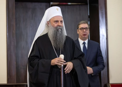 Patriarhs Porfirijs un Serbijas prezidents Aleksandrs Vučičs (foto: Scanpix / Reuters)