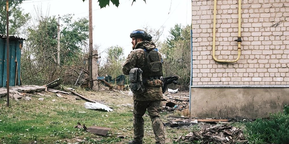 Ukrainas policists apseko teritoriju vietējo iedzīvotāju evakuācijas laikā no teritorijām, kas robežojas ar Krieviju, Vovčanskas pilsētā, Harkivas apgabalā, Ukrainas ziemeļaustrumos, 2024. gada 13. maijs.