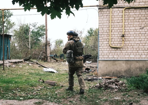 Ukrainas policists apseko teritoriju vietējo iedzīvotāju evakuācijas laikā no teritorijām, kas robežojas ar Krieviju, Vovčanskas pilsētā, Harkivas apgabalā, Ukrainas ziemeļaustrumos, 2024. gada 13. maijs.