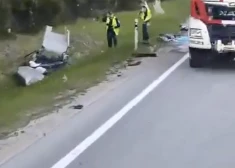 VIDEO: uz Liepājas šosejas auto sadūries ar autobusu; ir bojāgājušais