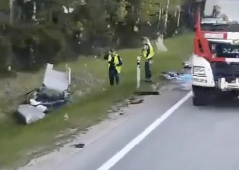 ВИДЕО: на Лиепайском шоссе машина столкнулась с автобусом; есть погибший