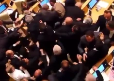 Gruzijas parlamentā deputāti izkaujas, apspriežot galīgajā lasījumā no Krievijas noskatīto "ārvalstu aģentu likumu"
