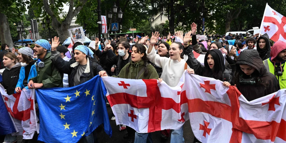 Spītējot masu protestiem un ES brīdinājumiem, Gruzija pieņem "ārvalstu aģentu" likumu