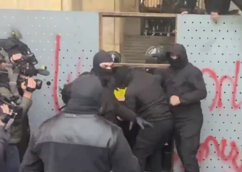 Gruzijā aktīvisti izlaužas cauri barjerām - policija atkal iesaistās agresijā pret demonstrantiem