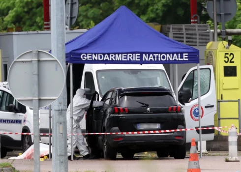 Uzbrukumā cietuma furgonam Francijā nogalināti divi cietumsargi, bet izbēdzis bīstams noziedznieks
