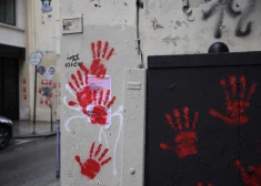 Ar sarkanu krāsu apķēpāts holokausta memoriāls Parīzē
