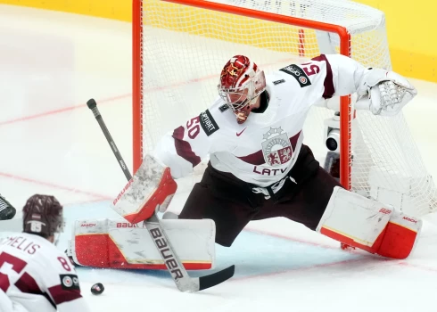 Gudļevskis paliek nepārspēts; Latvijas hokeja izlasei pirmā uzvara pamatlaikā