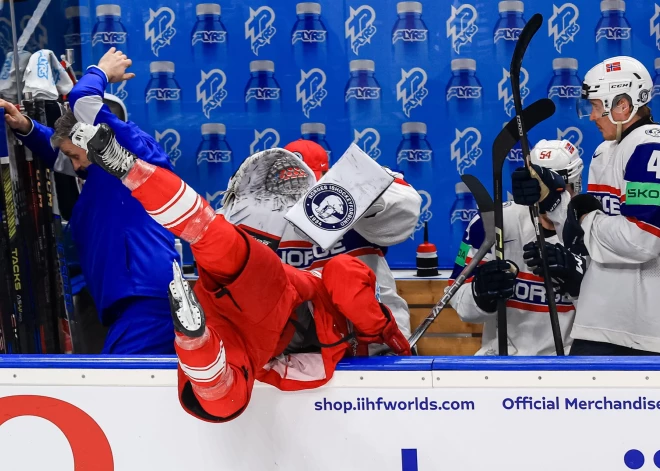 Norvēģija pārspēj dāņus, izcīnot pirmo uzvaru pasaules čempionātā