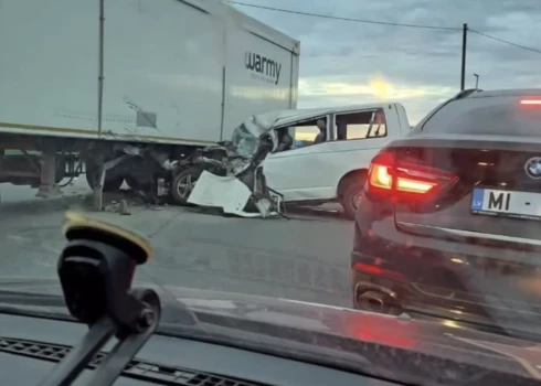VIDEO: Mikroautobuss Jēkabpilī ietriecas kravas auto; ir bojāgājušais