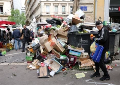 Parīzē pildās ar atkritumiem; atkal streiko atkritumu savācēji