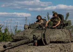 Ukrainas 21. atsevišķās mehanizētās brigādes karavīri ar Zviedrijas ražoto kājnieku kaujas mašīnu CV90. Netālu no frontes līnijas Doneckas apgabalā. 2024. gada 12. maijs.