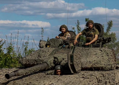 Ukrainas 21. atsevišķās mehanizētās brigādes karavīri ar Zviedrijas ražoto kājnieku kaujas mašīnu CV90. Netālu no frontes līnijas Doneckas apgabalā. 2024. gada 12. maijs.