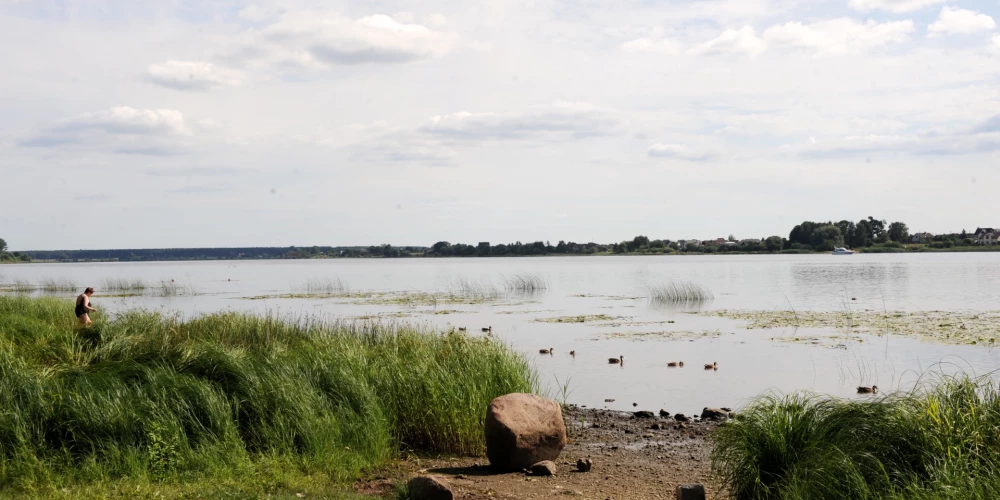 Pozitīva ziņa ūdens prieku baudītājiem - Latvijā sākusies peldsezona. Oficiālajās pludmalēs atļauts peldēties