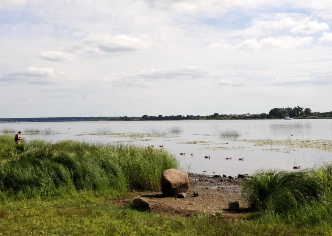 Pozitīva ziņa ūdens prieku baudītājiem - Latvijā sākusies peldsezona. Oficiālajās pludmalēs atļauts peldēties