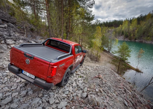 Ar apvidus auto uz raktuvēm. Reportāža no "Volkswagen Amarok" off-road brauciena Igaunijas degakmens raktuvēs
