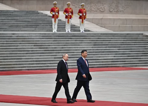 Vizītē Pekinā tiekas Putins un Sji