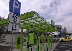 Auto ziņas: Rīgā atklāta pirmā "Neste" elektroauto uzlādes stacija