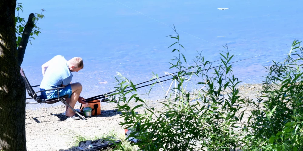 Inspektori pavada vairākas stundas slēpnī un aiztur Silabedru ezera maluzvejnieku