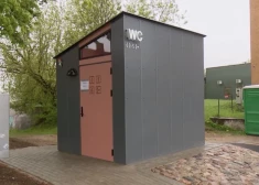 "Что здесь может стоить так дорого?" В Екабпилсе установили новый общественный туалет за 70 000 евро