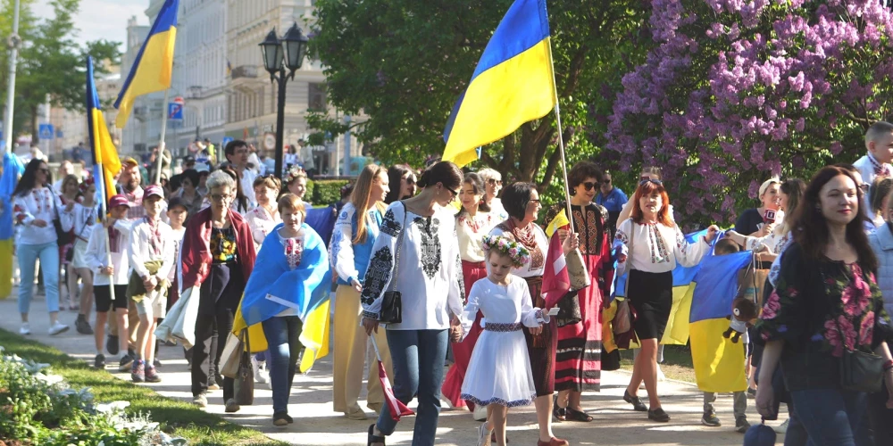 FOTO: ukraiņu kopiena Rīgā dodas gājienā, svinot Pasaules Višivankas dienu