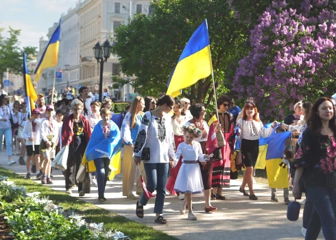 FOTO: ukraiņu kopiena Rīgā dodas gājienā, svinot Pasaules Višivankas dienu