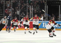Atspēlēšanās meistari austrieši šokē vareno Somiju pasaules hokeja čempionātā; Zviedrija izmoka uzvaru pār Kazahstānu