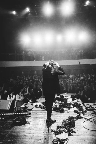 Tas tik bija pārsteigums! Pēkšņi koncertā uz skatuves sāka lidot krūšturi.