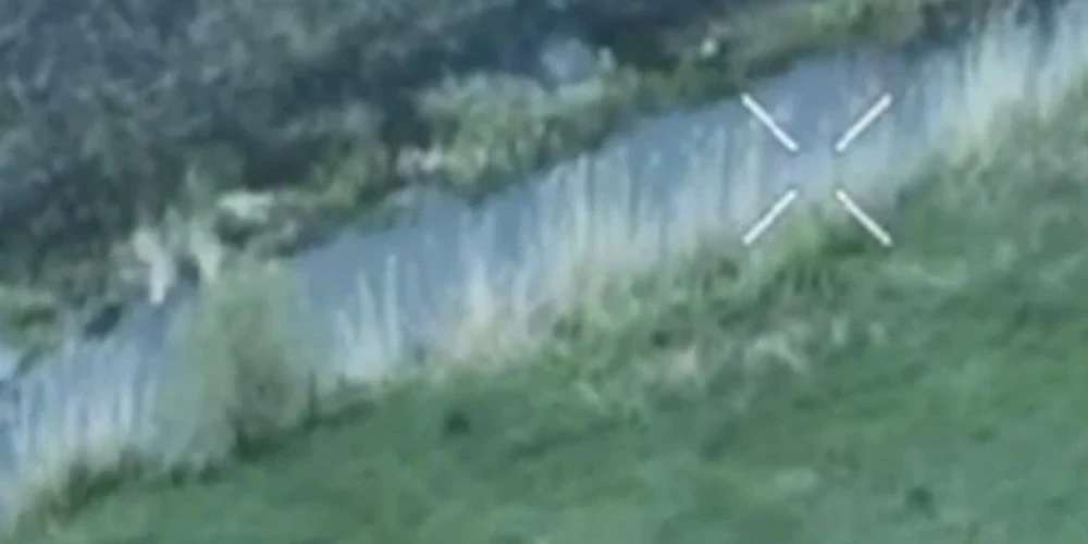 VIDEO: ukraiņu robežsargi pie Vovčanskas apturējuši krievu kājnieku grupu, kas mēģināja forsēt upi