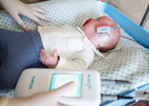 Bērnu slimnīcā sāk padziļinātu dzirdes skrīningu jaundzimušajiem