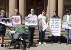 FOTO; VIDEO: Rīgā protestā pieprasa LTV nerīkot debates krievu valodā