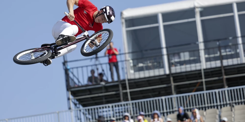 Ernests Zēbolds lidojumā Šanhajā.